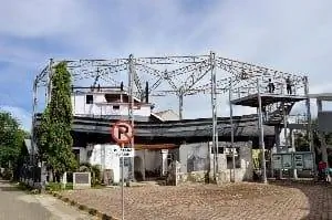 Лодка на крыше в Ачехе, Северная Суматра. Майк Смит Asiaphotostock фото.