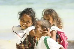 Школьники на пляже Булабог в Борокае