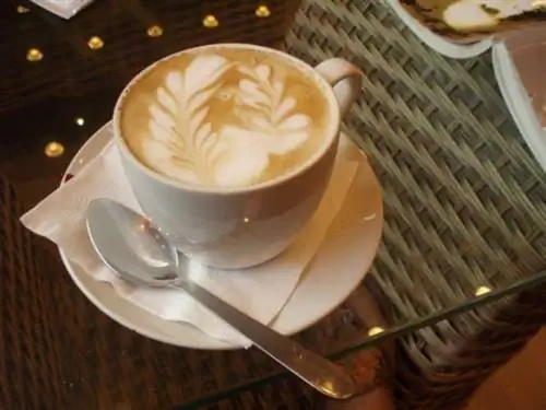 Starbucks славится своими произведениями искусства латте, но они до сих пор не могут превзойти по продажам любимый напиток страны, горячий чай. Starbucks славится своими произведениями искусства латте, но они до сих пор не могут превзойти по продажам любимый напиток страны, горячий чай.