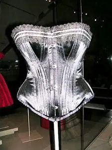 Корсет Suffer for beauty, Королевский музей Онтарио