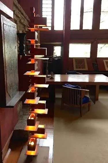 Отличительное освещение, разработанное Райтом.