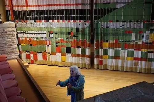 Маргарет, наш гид, на сцене театра «Хиллсайд».