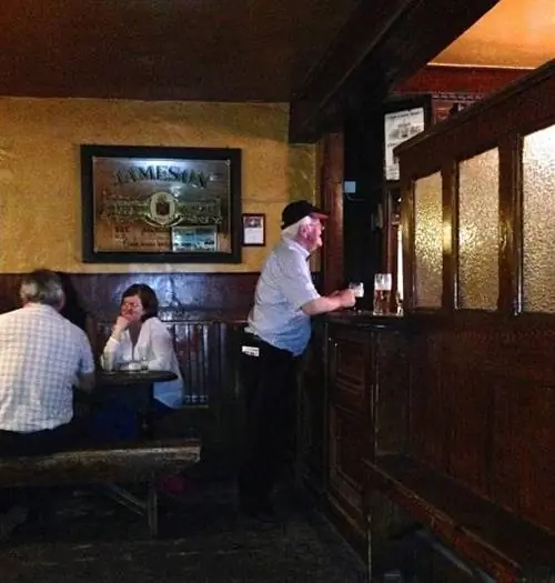 Могильщики, паб с патиной, возле кладбища.