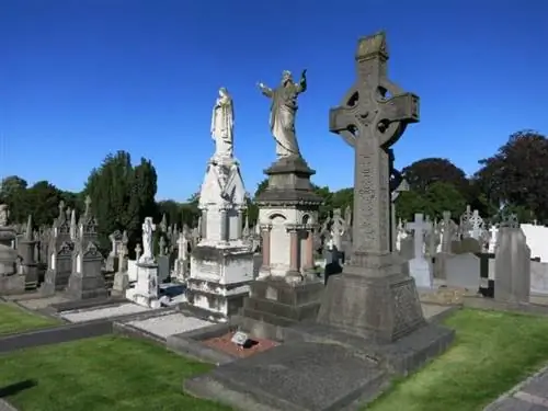 Искусно вырезанные кельтские кресты. На фото Андреас Кавар.