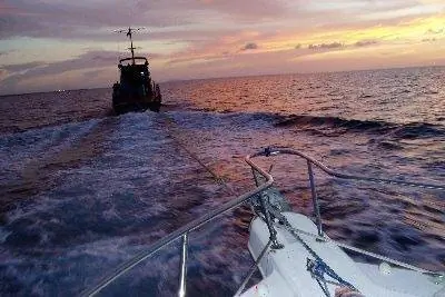 Меня отбуксировала в порт кубинская полиция для допроса по поводу моего незаконного плавания на Кубу из Флорида-Кис. Фотографии Брюса Нортэма.
