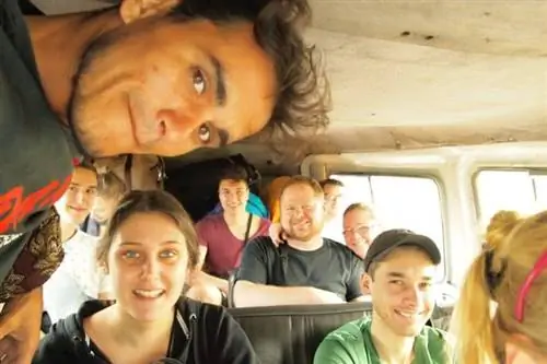 Лучший и самый дешевый способ вернуться из аэропорта - это маршрутное такси, подобное этому.