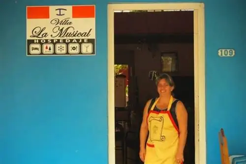 Владелица дома Даянетт заставляет туристов чувствовать себя как дома в Виньялесе, Куба.