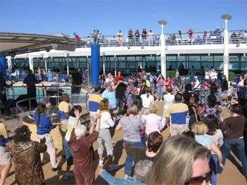 Делаем Макарену на палубе.