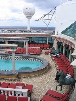Солярий для взрослых на Explorer of the Seas предлагает отдых от детей.
