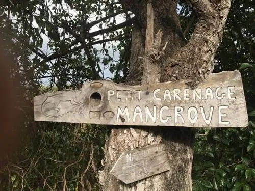 Незаметный указатель на пляж Petit Caranage.