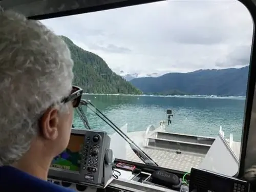 Сильвия Эттафаг, биолог-рыболов и обладательница Alaska Vistas, приближается к айсбергам в заливе ЛеКонте. Сильвия Эттафаг, биолог-рыболов и обладательница Alaska Vistas, приближается к айсбергам в заливе ЛеКонте.