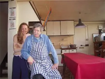 Джим Хейнс и его партнер готовятся к очередному воскресному ужину в Париже.