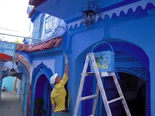 Раскрашиваем город в синий цвет в Шефшауэне, Марокко. Фото Энн Бэнкс.