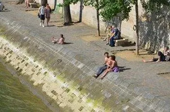 Париж: загорать на берегу Сены. Фотографии Конни Вестергаард.