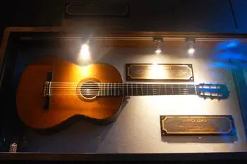 Гитара Джека Лорда в Hard Rock Cafe в Гонолулу. Элвис-король тоже играл в нее.