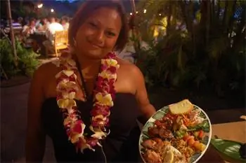 В Old Lahaina Luau вы можете отведать некоторые из традиционных гавайских блюд.