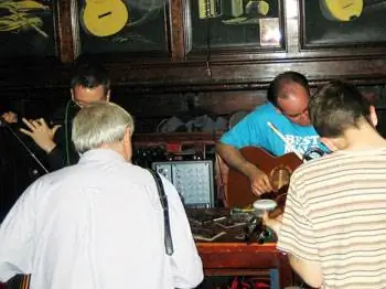 Ирландская музыка в Ti Joe Mac's в ирландской музыке в Ti Joe Mac's в Cill Rónáin на островах Аран в Ирландии