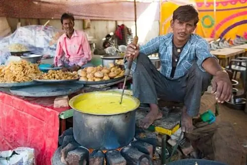 Перемешивание большого горшка на верблюжьей ярмарке.