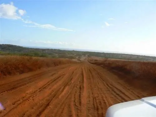 Пустынная дорога в западную часть Молокаи Гавайев.