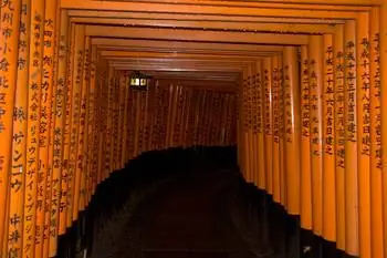 Туннель Тории в храме Фусими Инари, Киото, Япония