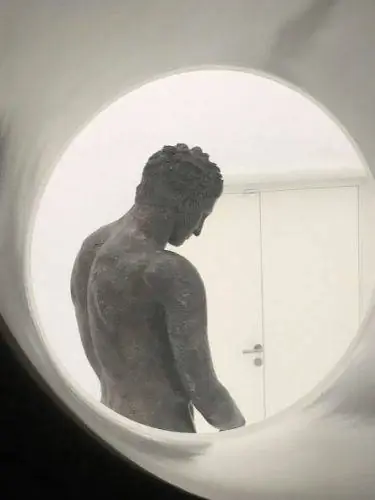 Апоксиомен был греческой статуей 200 г. до н.э., спасенной из вод у Лошиня, и теперь он является центральным элементом нового музея в Мали Лошине.