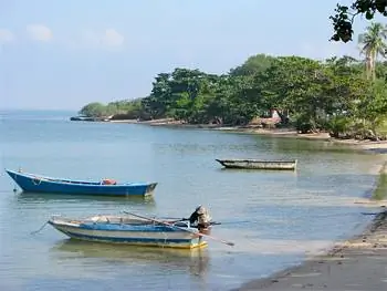 Лодки на острове Маннаи, подаренные королевой Таиланда для сохранения черепах.