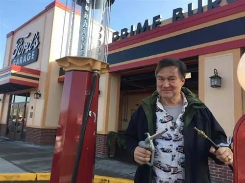 Кони-собаки, Вернор плавает, а теперь и пивоварня Ford's Garage Burger and Beer - в Детройте есть то, чего жаждет каждый автомеханик.