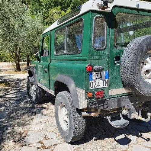 Пьер Марко Пьермарини за рулем своего Land Rover отправляется на поиски трюфелей.