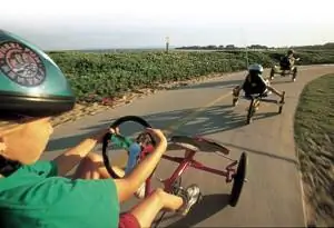 Езда на велосипеде по дорожке рядом с пляжем. Фото предоставлено Surf City USA.