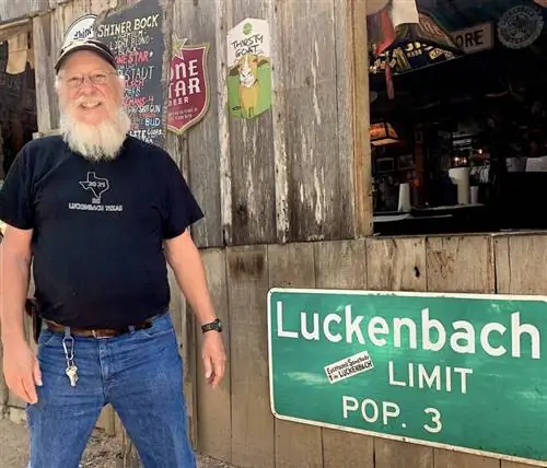 Хейден Уиттингтон работает менеджером бара Luckenbach. Фотографии Джеки Шеклер Финч.