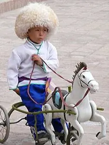 Чингисхан на лошадке-качалке