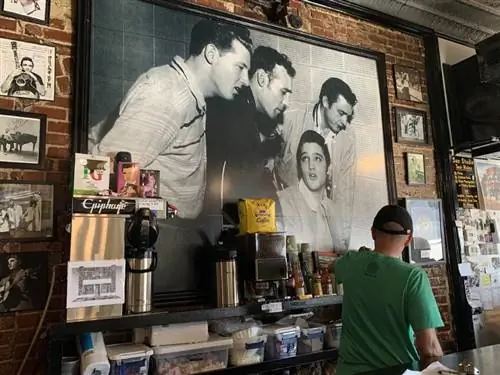 Кофе и газированные напитки продаются на прилавке Sun Studio.