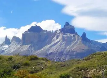Куэрнос-дель-Пайне представляет собой удивительный контраст гранита кофейного цвета и черного сланца.