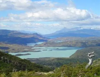 С долины Франсез открывается вид на озеро Пеое и дальше.