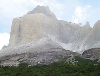 Куэрно доминируют над большей частью W, например, на этой части тропы, ведущей к Валле-Франсес.