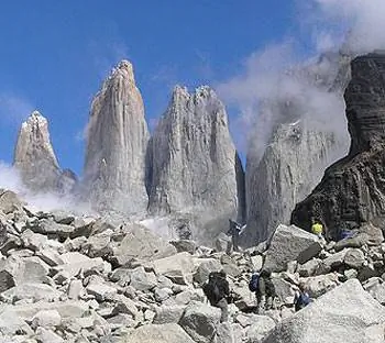 Почти готово: туристы останавливаются, чтобы оценить свои первые виды Торрес-дель-Пайне крупным планом.