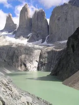 Три Торрес-дель-Пайне возвышаются над талой водой ледника.