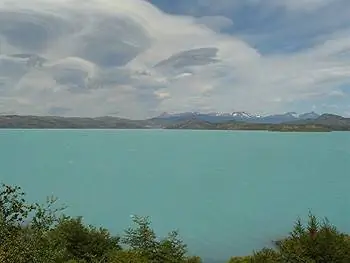 Бирюзовые воды Лаго-Пеоэ контрастируют с драматическим небом Патагонии.