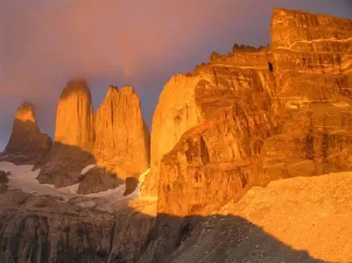 Три башни, в честь которых назван национальный парк Торрес-дель-Пайне в Чили.