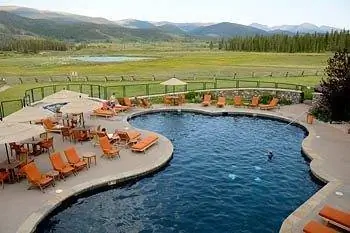 Ранчо и спа Devil's Thumb также предлагает зиплайн