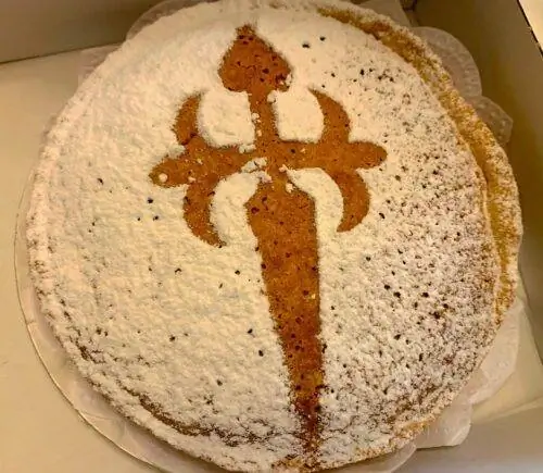 Торт Святого Джеймса или Tarta de Santiago популярен в пекарнях и ресторанах Сантьяго.