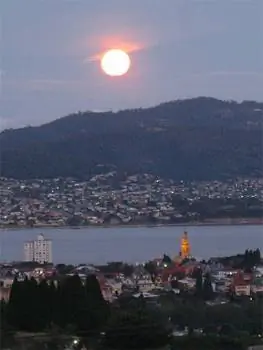 Восход луны над Хобартом, Тасмания, Австралия.