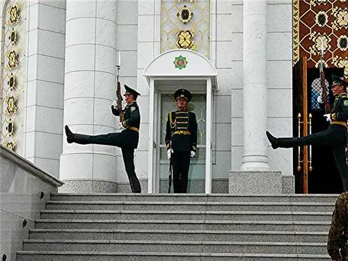 Охранник у мавзолея покойного президента Сапармурата Ниёзова в Ашхабаде, Туркменистан