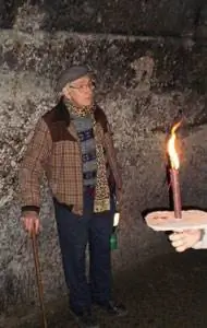 Гид внутри грота делла Сибилла