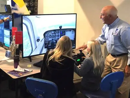 Класс Flight Simulator в Hiller Avation Museum, Сан-Карлос, Калифорния.