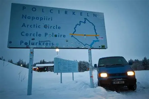 Пересечение полярного круга. Опять же, фото сделано в полдень.:)