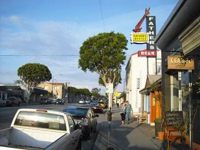 Прогулка по Монтана-авеню, центр Лос-Анджелеса.