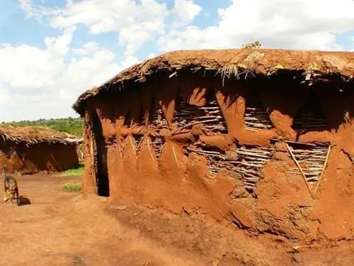 Глиняная хижина в деревне масаи.