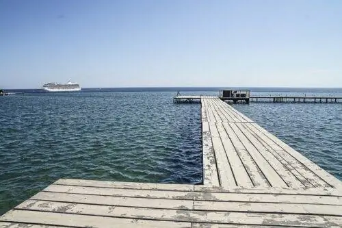Резервуар для воды плавно сливается со Средиземным морем на Мальте.