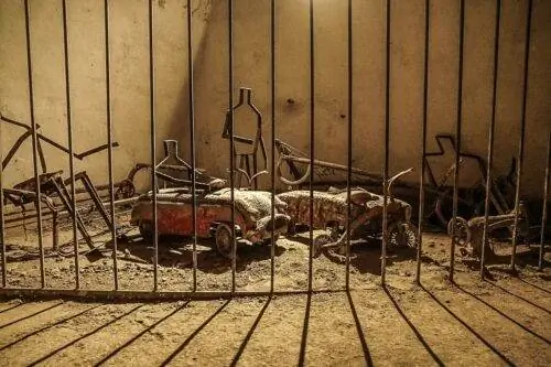 Некоторые художники делали импровизированные игрушки, чтобы изобразить жизнь там, внизу.